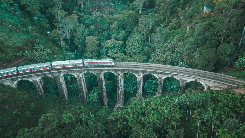 Vlak na moste 9 arches bridge na Sri lanke.