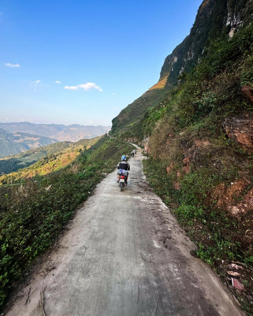 Jazda na motorke po serpentinach severneho Vietnamu.