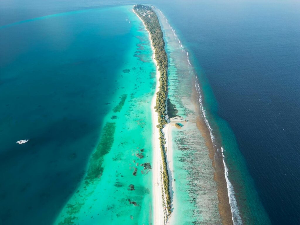 Pohlad z dronu na ostrov Dhigurah Maldivy