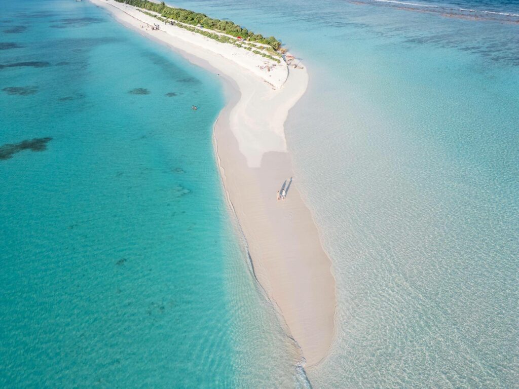 Pohlad z dronu na sandbank na ostrove Dhigurah Maldivy.