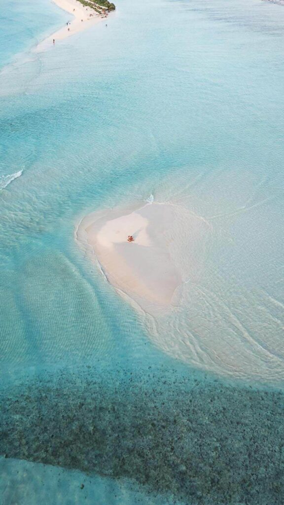 Zaber z dronu na sandbank ostrov na Dhigurah Maldivy.