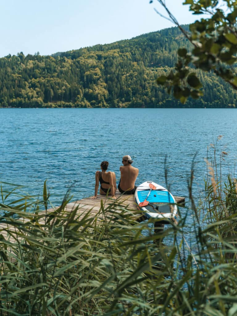 Relax na mole s paddelboardom pri jazere Milstatter See.