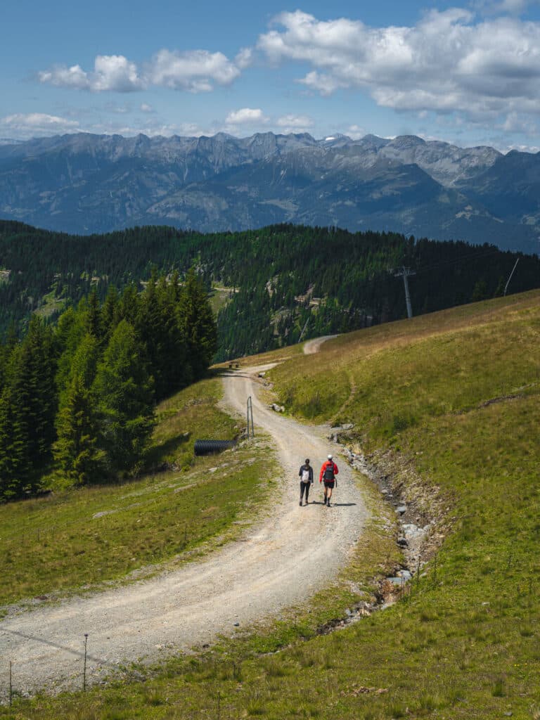 Vyhlad z turistickeho chodnika na Goldeck Summit.